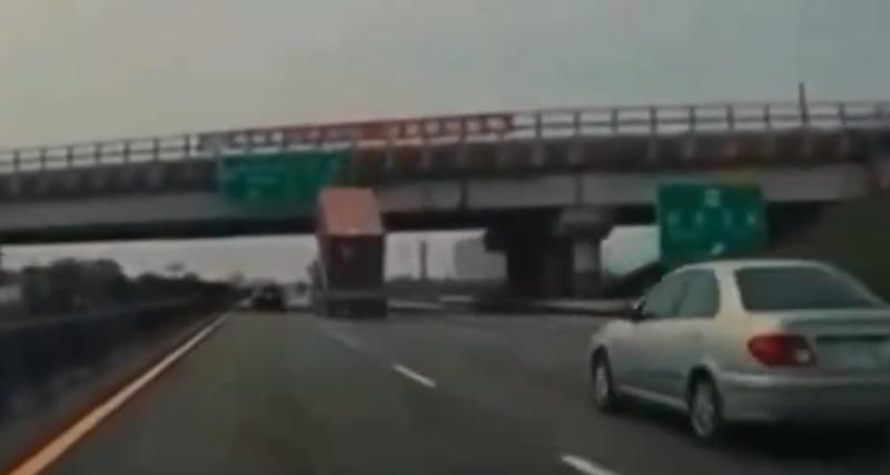  - VIDEO - La benne de ce camion est relevée sur l'autoroute, mauvaise idée…
