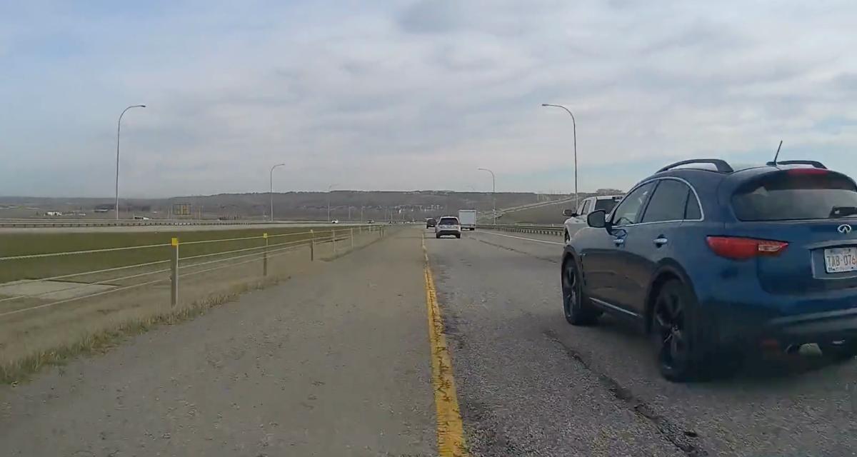 VIDEO - Le conducteur de ce SUV s'insère un peu trop brusquement, l'accident est évité de peu