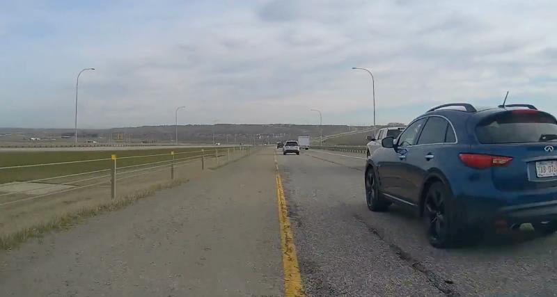  - VIDEO - Le conducteur de ce SUV s'insère un peu trop brusquement, l’accident est évité de peu