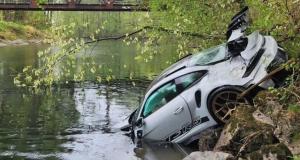 Sur une petite route de campagne, le conducteur envoie sa toute nouvelle Porsche 911 GT3 RS dans la rivière