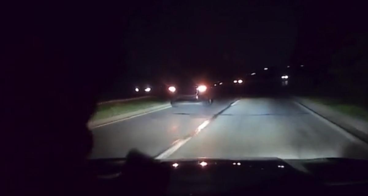 VIDEO - Ce pick-up roule à contresens en pleine nuit et ça ne le dérange pas le moins du monde