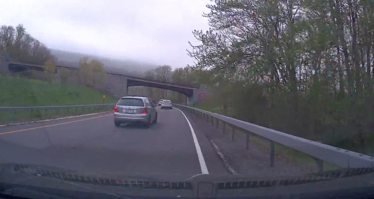 VIDEO - Cet automobiliste fait peur à tout le monde, il finit par se crasher
