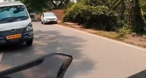 VIDEO - La camionnette perd le contrôle, le motard échappe de peu à la catastrophe