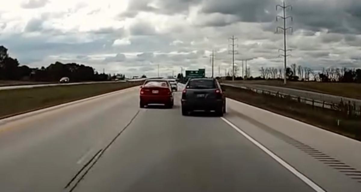 VIDEO - D'un simple coup de volant, ce chauffard envoie un autre conducteur dans le décor