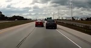 VIDEO - D’un simple coup de volant, ce chauffard envoie un autre conducteur dans le décor
