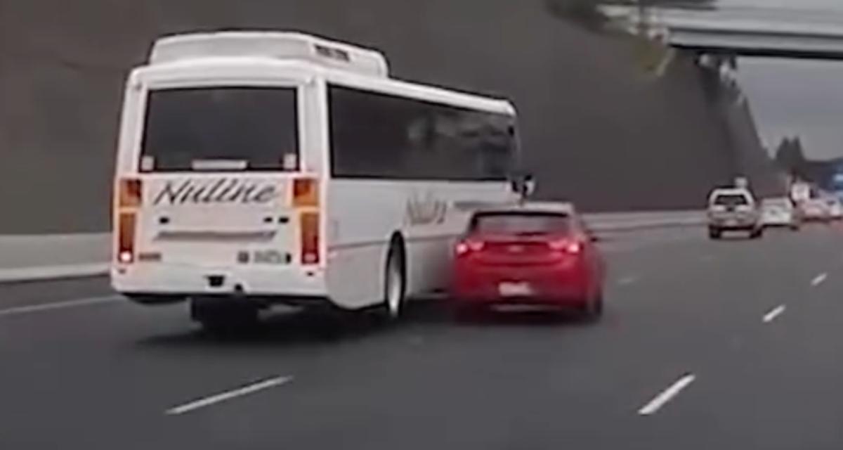 VIDEO - Cet automobiliste décide de jouer des coudes avec un bus, drôle d'idée...