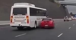 VIDEO - Cet automobiliste décide de jouer des coudes avec un bus, drôle d’idée…