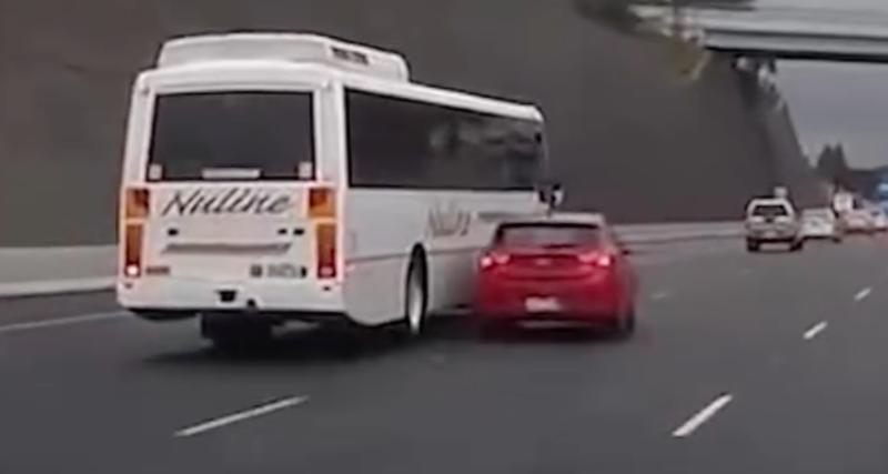  - VIDEO - Cet automobiliste décide de jouer des coudes avec un bus, drôle d’idée…