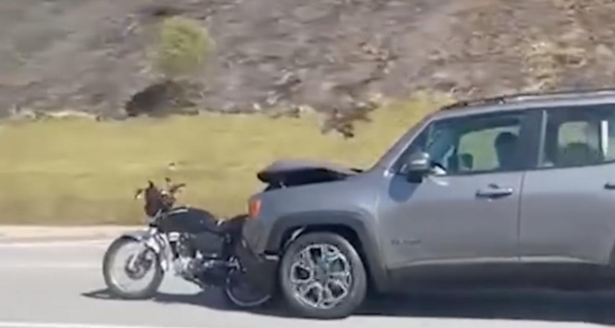VIDEO - Ce SUV vient de s'encastrer contre une moto, ça ne l'empêche pas de continuer sa route