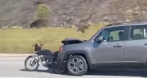 VIDEO - Ce SUV vient de s’encastrer contre une moto, ça ne l’empêche pas de continuer sa route