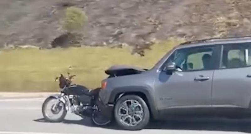  - VIDEO - Ce SUV vient de s’encastrer contre une moto, ça ne l’empêche pas de continuer sa route