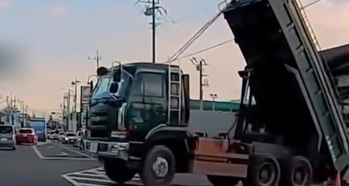 VIDEO - La benne de ce camion est encore relevée, forcément ça se passe mal