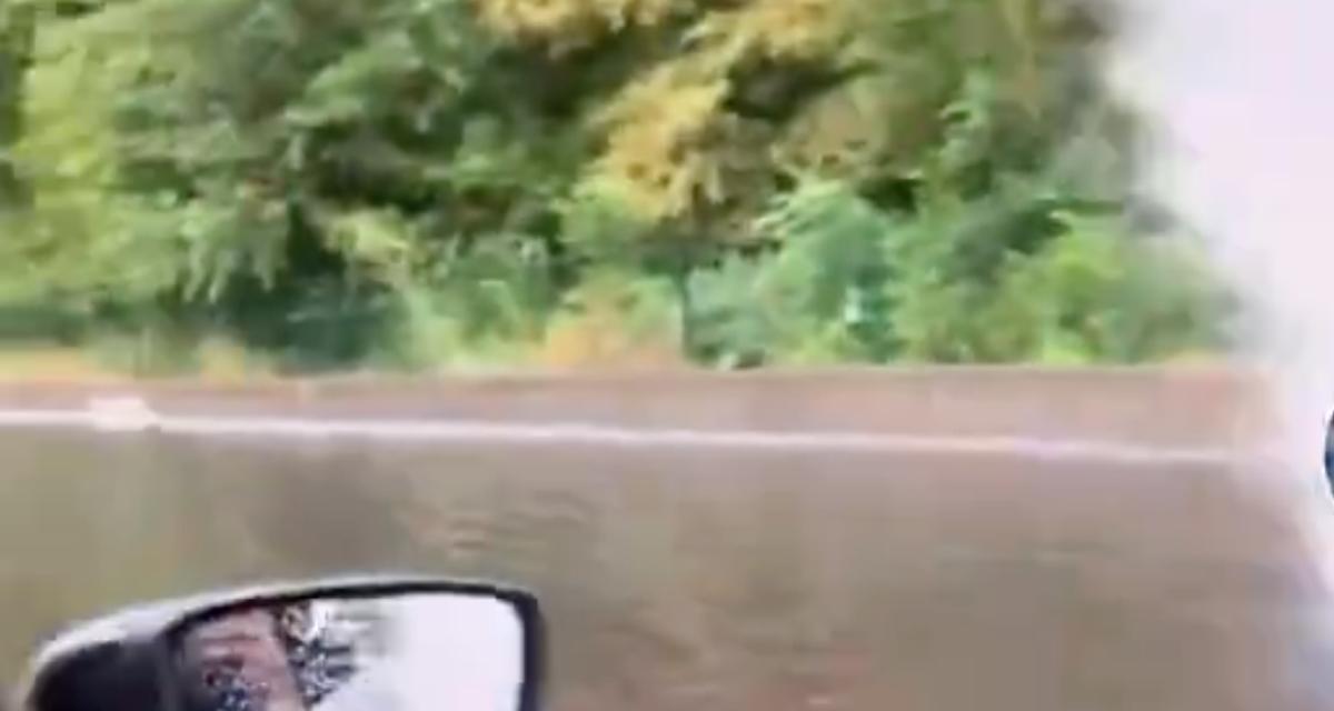 VIDEO - Rouler avec les fenêtres ouvertes au milieu des inondations, pas forcément une bonne idée