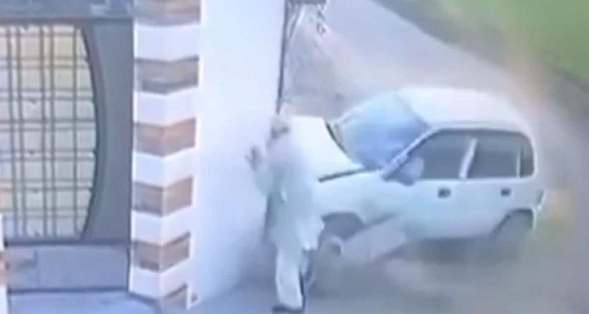 VIDEO - Assis sur le bord de la route, il échappe miraculeusement à une voiture en perte de contrôle