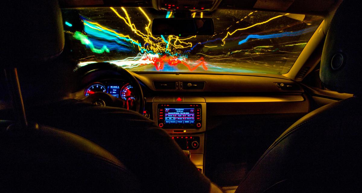 À 221 km/h sur l'autoroute de nuit, l'excès de vitesse n'est pas la seule infraction de cet automobiliste