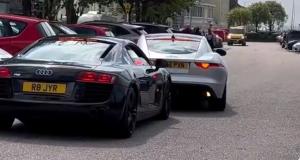 VIDEO - Il fait marche arrière avec sa Jaguar, il ne remarque pas l’Audi R8 derrière lui…
