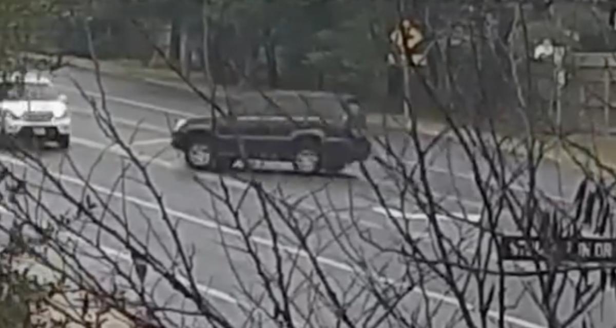 VIDEO - Le SUV prend son virage un peu trop large, il n'aurait probablement pas dû essayer de se rattraper