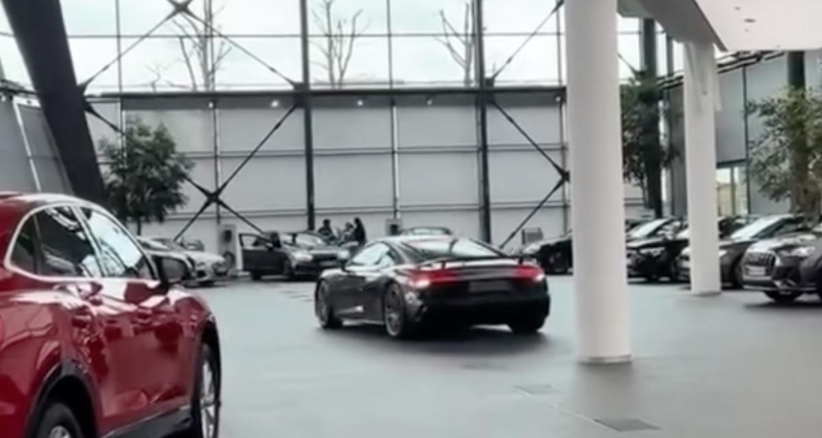 VIDEO - Déplacer une Audi R8 dans une concession automobile, oui, mais attention aux obstacles !