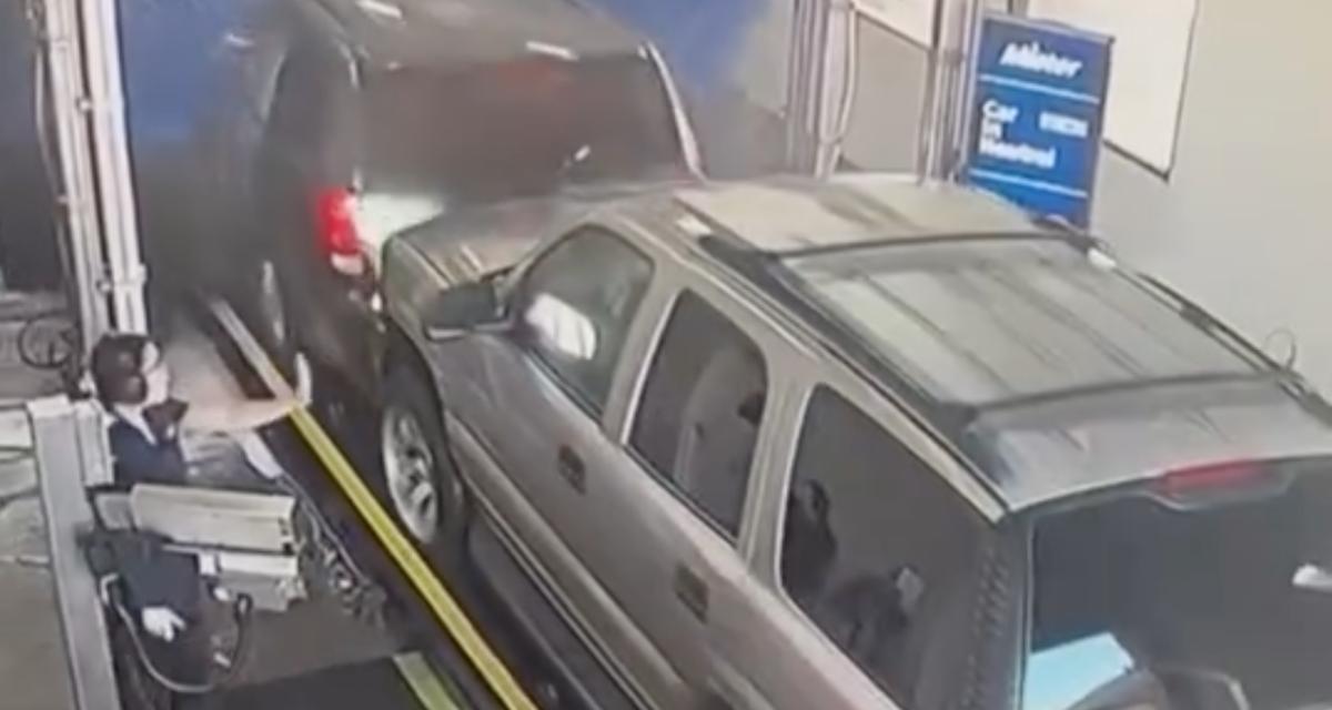 VIDEO - Quand cet automobiliste veut la place au car-wash, il fait tout pour l'avoir !