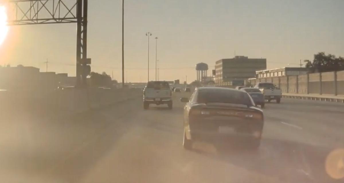 VIDEO - Ces deux Dodge Charger font la course sur l'autoroute, ça finit mal