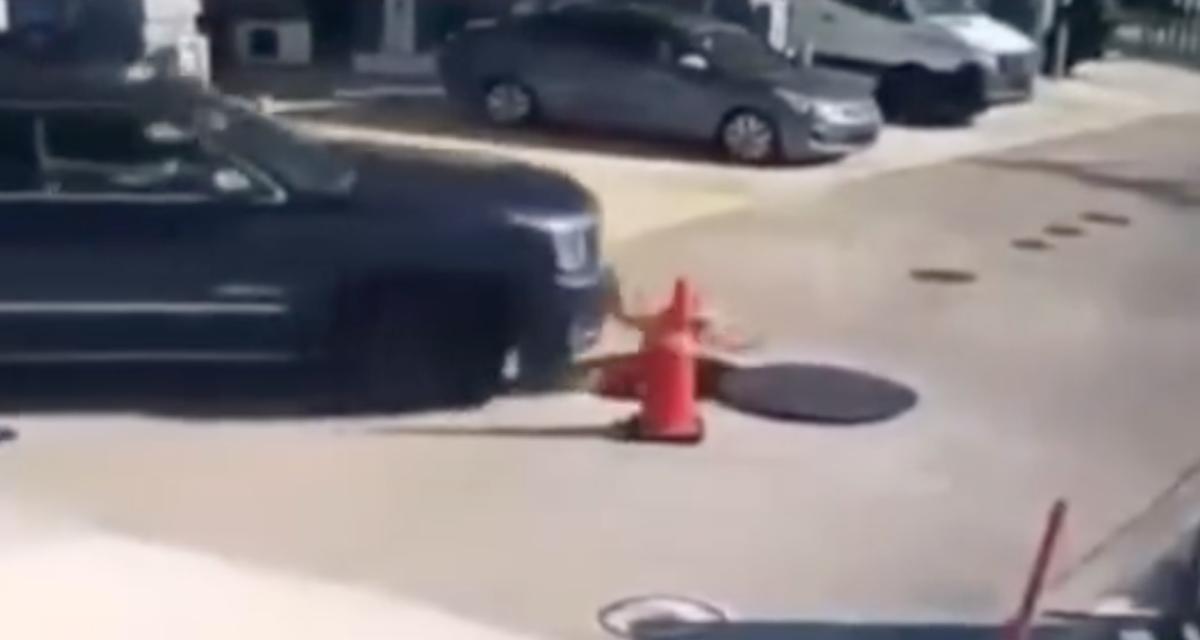VIDEO - Le SUV ne voit pas l'ouvrier dans la bouche d'égout, l'accident est évité de peu