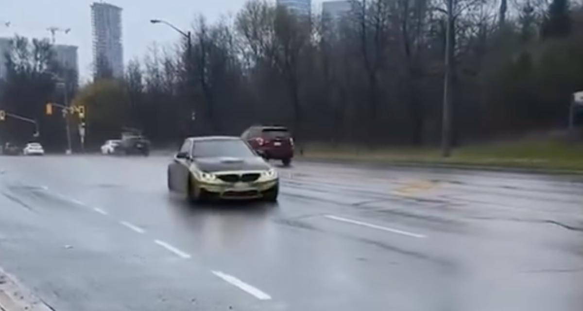 VIDEO - Le conducteur de cette BMW bombarde sur une route détrempée, il finit dans le décor