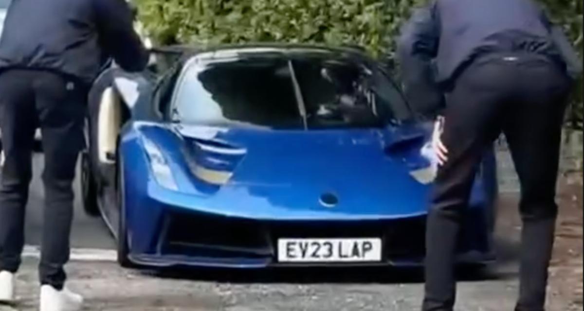 VIDEO - Il conduit sa Lotus Evija sur une route en piteux état, mauvaise idée...