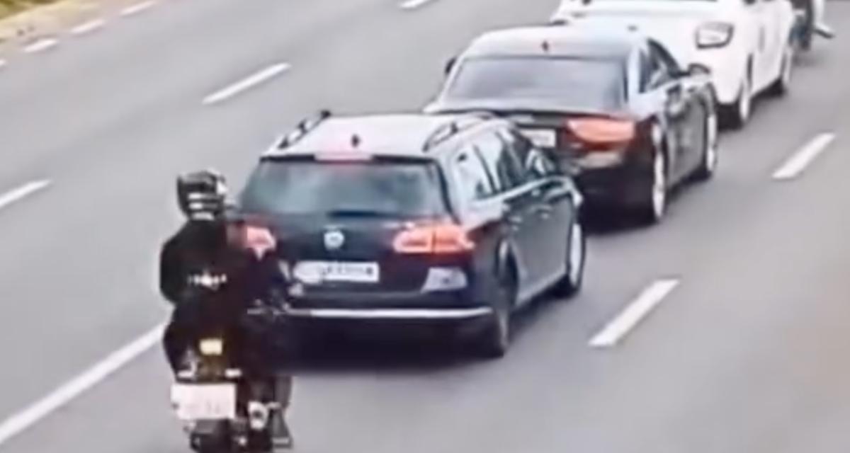 VIDEO - Le scootériste oublie de freiner, il termine dans le pare-brise arrière d'une voiture
