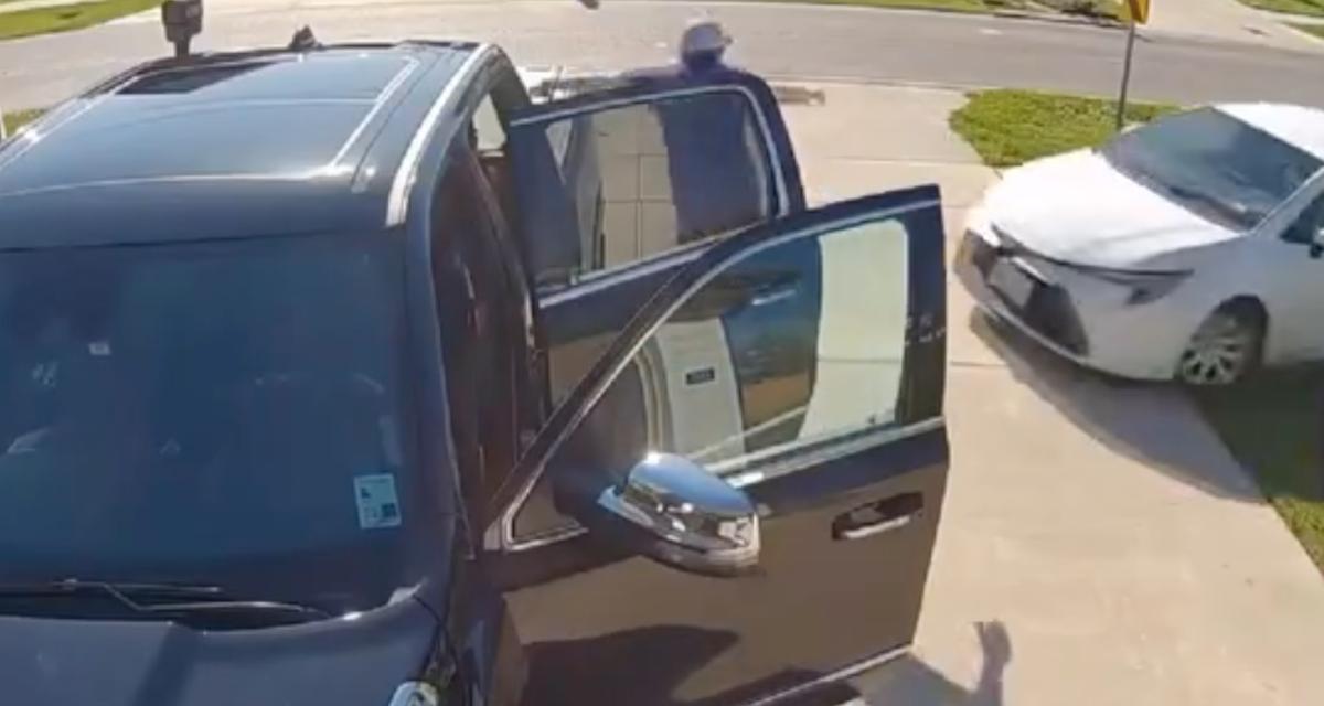 VIDEO - En plein nettoyage de sa voiture devant la maison, une voiture lui fonce dessus !