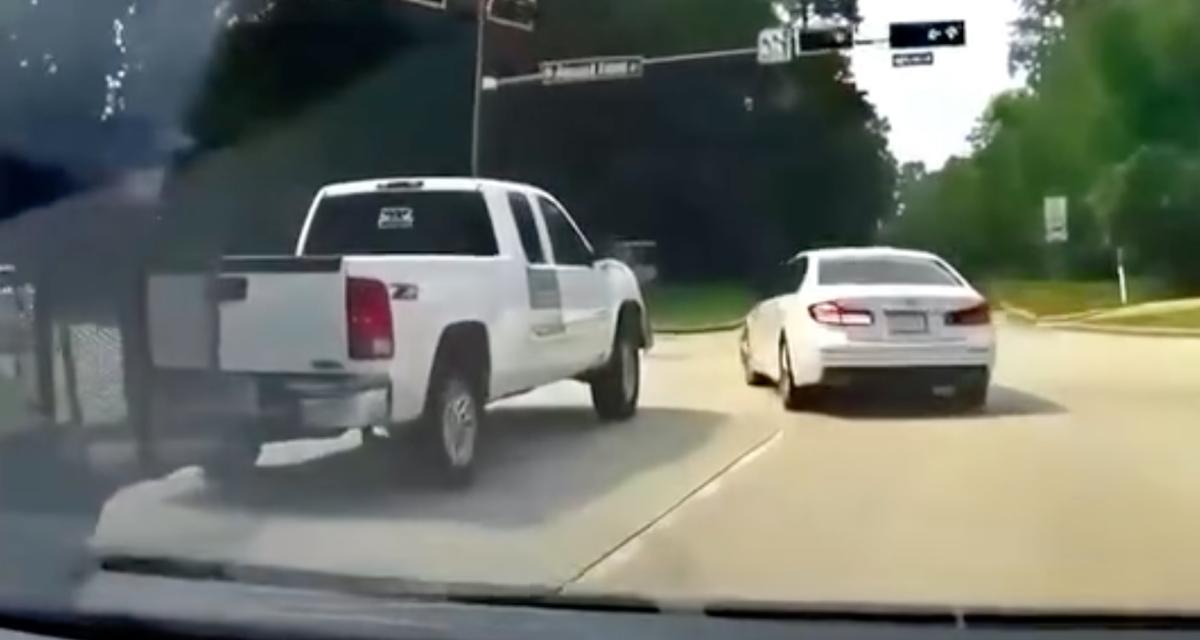 VIDEO - Ces deux automobilistes n'ont pas vraiment compris comment se placer, ça se finit par un accident stupide
