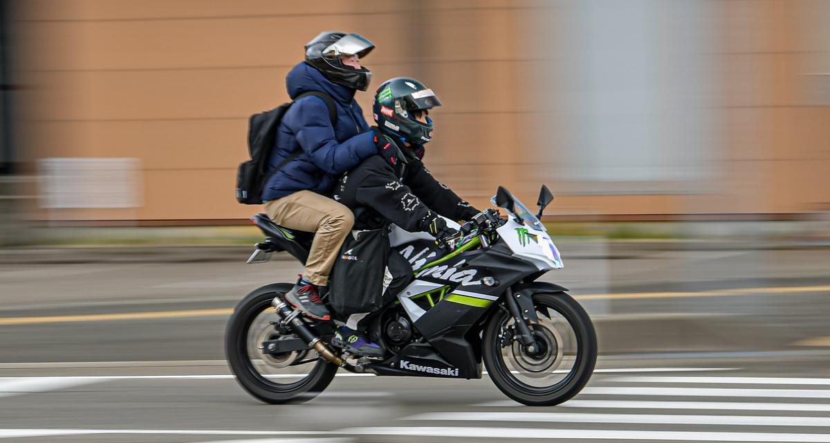 Flashé à 204 km/h au lieu de 90 à moto, la passagère n'était pas équipée pour monter sur un deux-roues
