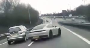 VIDEO - Cette Porsche tente de se faufiler sur une route détrempée, elle claque une bise à la glissière de sécurité