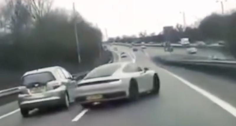  - VIDEO - Cette Porsche tente de se faufiler sur une route détrempée, elle claque une bise à la glissière de sécurité