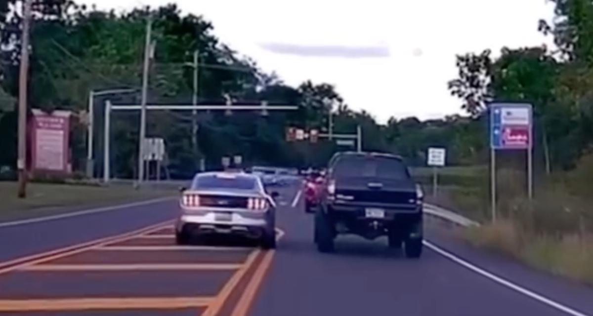 VIDEO - Cette Mustang tente de gruger tout le monde, le pick-up n'est pas (mais alors vraiment pas) d'accord avec ça