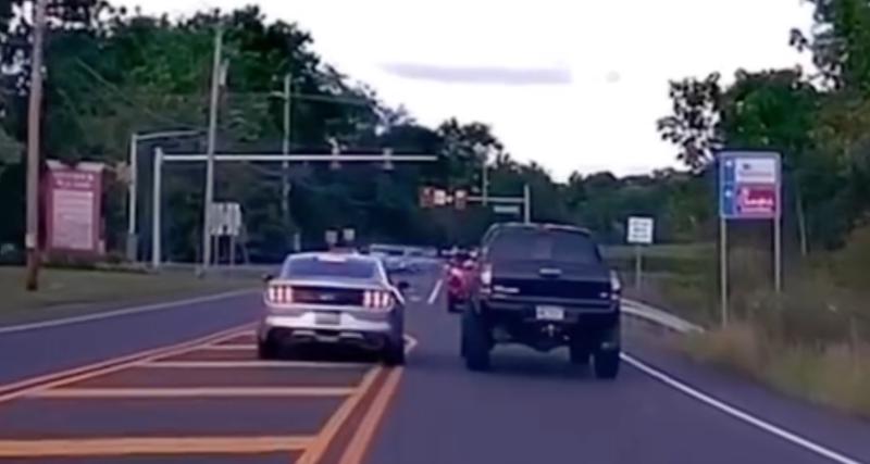  - VIDEO - Cette Mustang tente de gruger tout le monde, le pick-up n’est pas (mais alors vraiment pas) d’accord avec ça