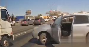 VIDEO - Cet automobiliste veut régler ses comptes, problème, il oublie de mettre son frein à main
