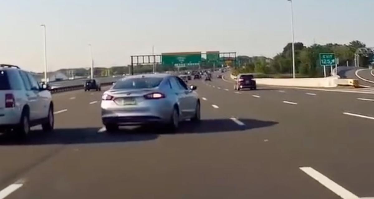 VIDEO - Cet automobiliste est prêt à tout pour prendre la sortie d'autoroute, il cause un vrai chaos