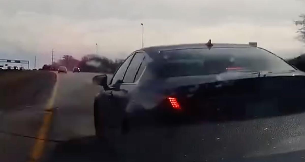 VIDEO - Très en colère, ce fou du volant n'hésite pas à risquer d'abîmer sa carrosserie pour se venger