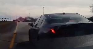VIDEO - Très en colère, ce fou du volant n'hésite pas à risquer d’abîmer sa carrosserie pour se venger