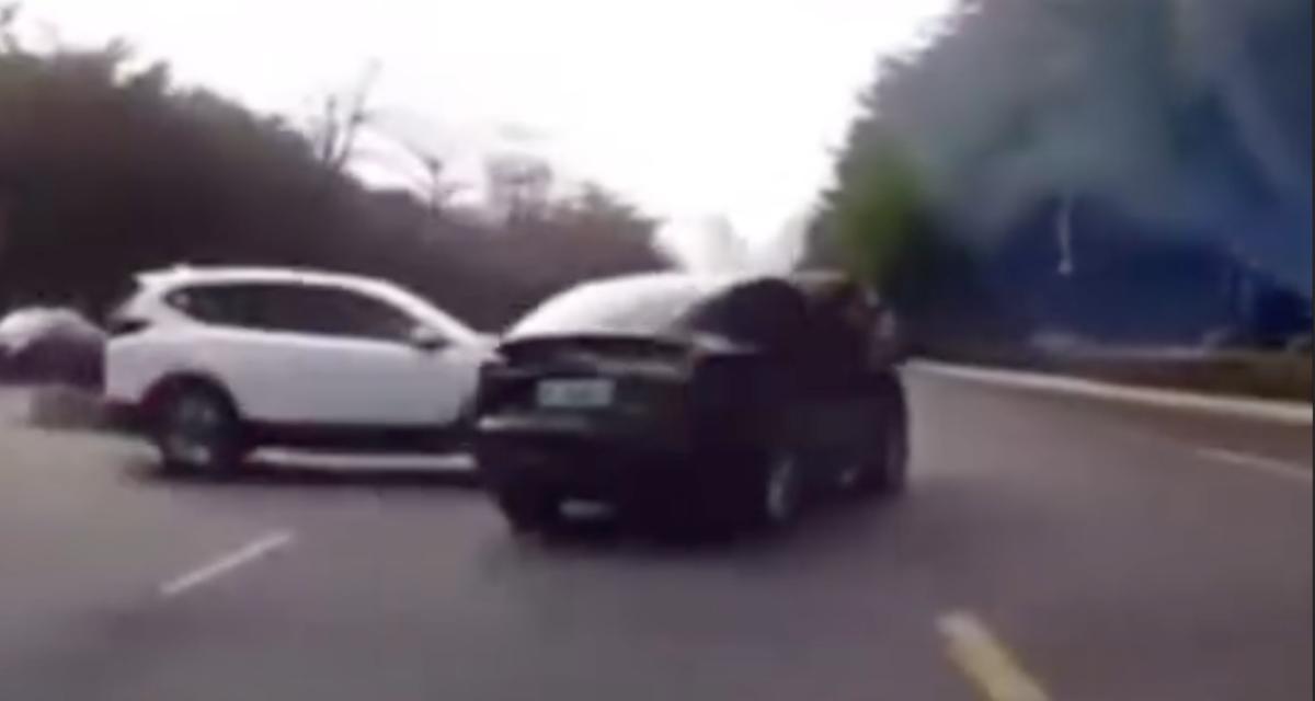VIDEO - Une voiture lui coupe la route au dernier moment, cette Tesla réalise une esquive spectaculaire !