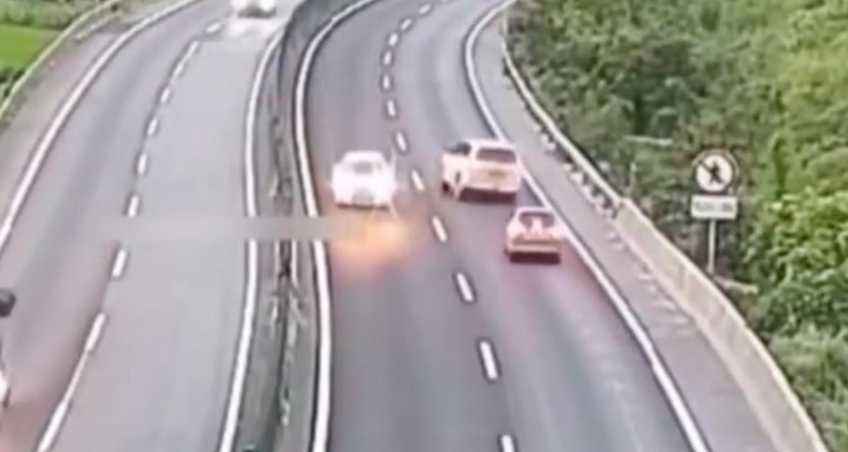VIDEO - Face à un automobiliste en contresens, ce SUV n'a pas pu garder le contrôle