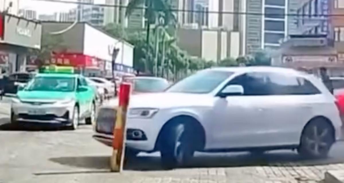 VIDEO - Cet automobiliste prend son virage trop serré, il n'avait pas remarqué la présence d'un poteau en béton...