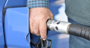 Quel est le prix moyen de l'assurance auto pour les moins de 35 ans selon le type de carburant ?