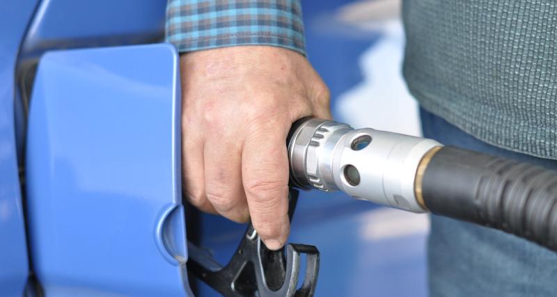  - Quel est le prix moyen de l'assurance auto pour les moins de 35 ans selon le type de carburant ?