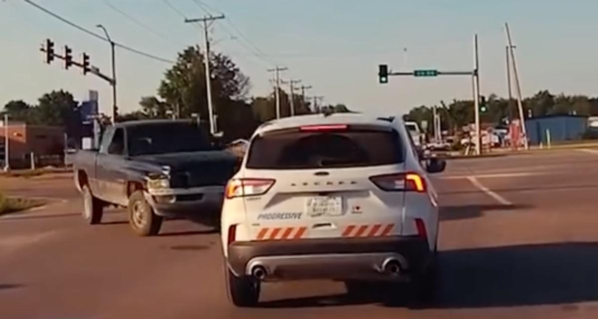 VIDEO - À quoi joue ce pick-up ? L'accident est évité de peu !