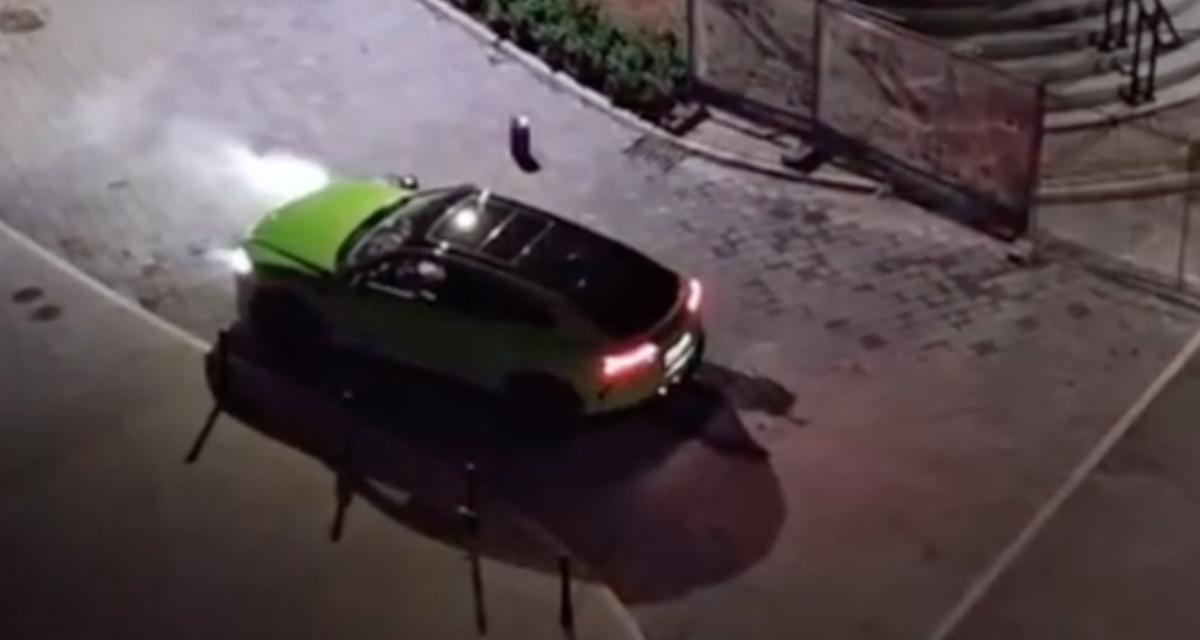 VIDEO - Cet automobiliste tente de forcer le passage malgré les bornes amovibles, très mauvaise idée...