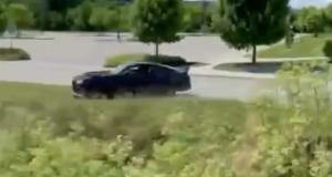 VIDEO - Une Mustang dans le décor ? Un jeudi normal aux États-Unis