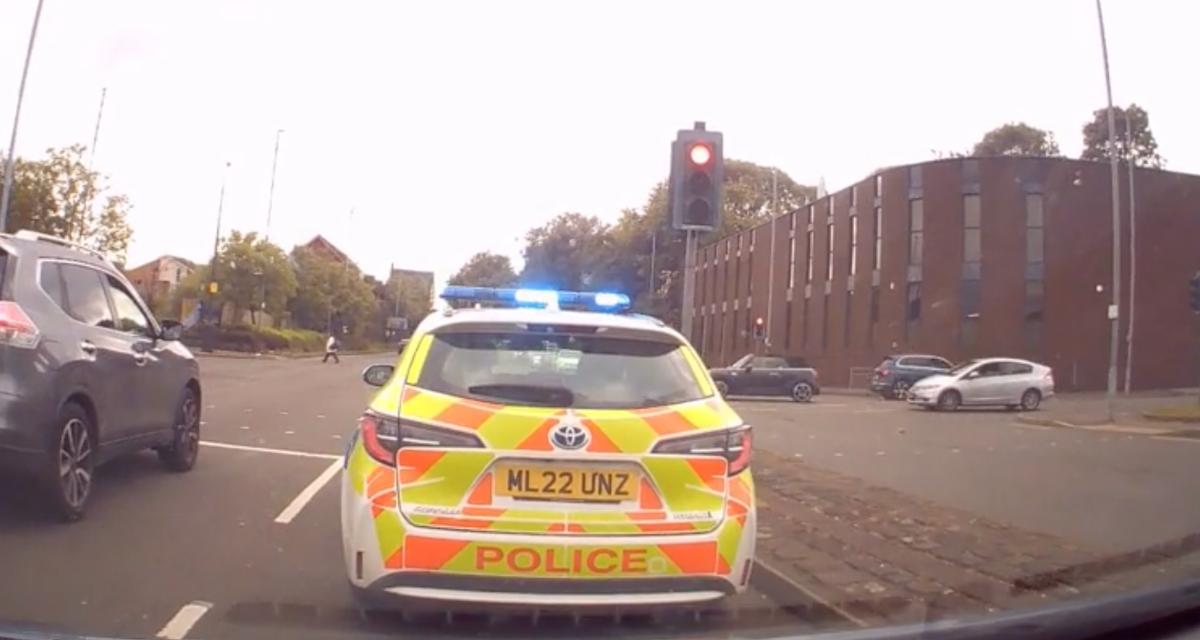 VIDEO - Malgré la présence d'une voiture de police juste derrière lui, il grille bêtement un feu rouge