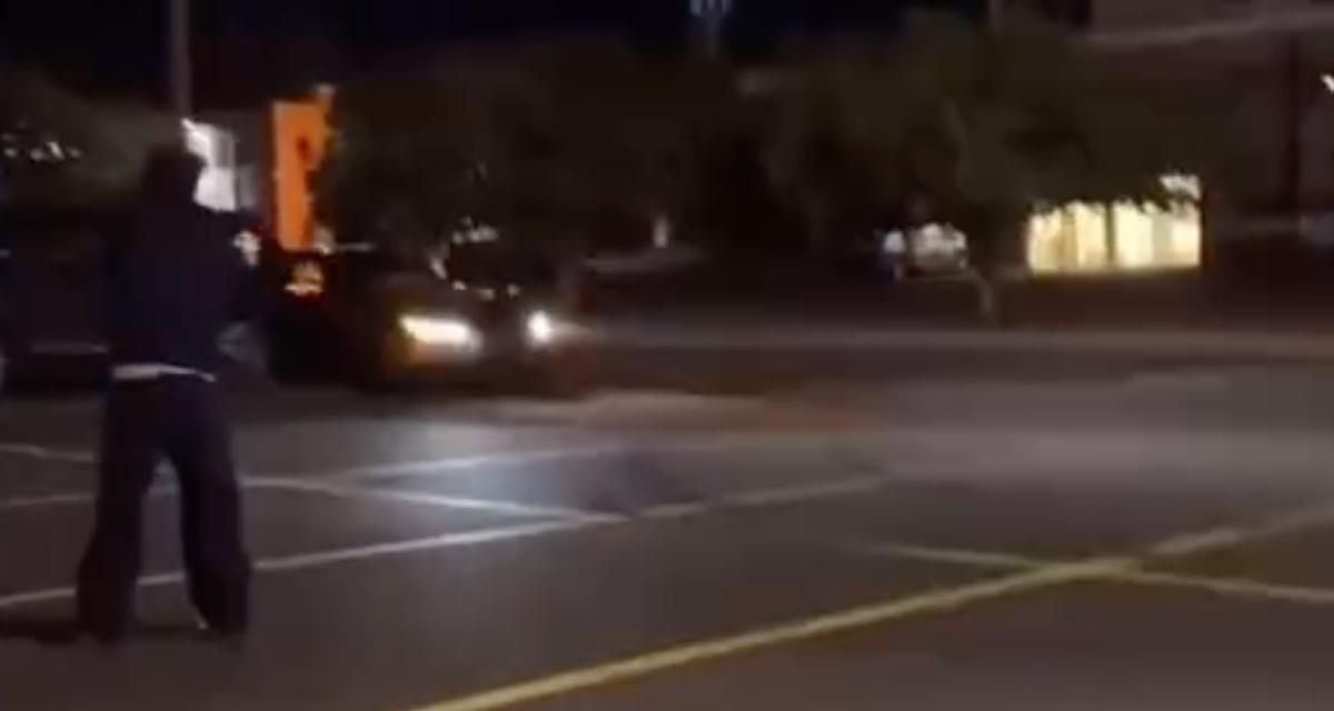 VIDEO - Il s'amuse sur un parking avec sa BMW, il se débrouille pour percuter la seule voiture garée là
