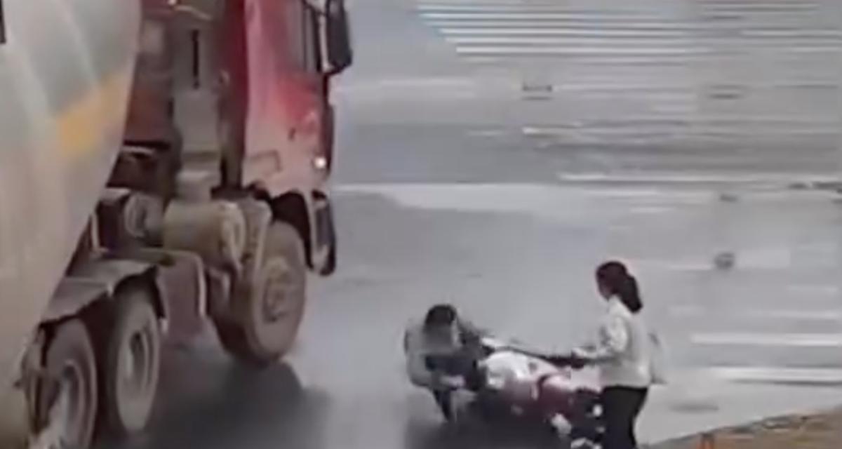 VIDEO - Ce scootériste glisse et passe sous un camion, il s'en sort miraculeusement bien !